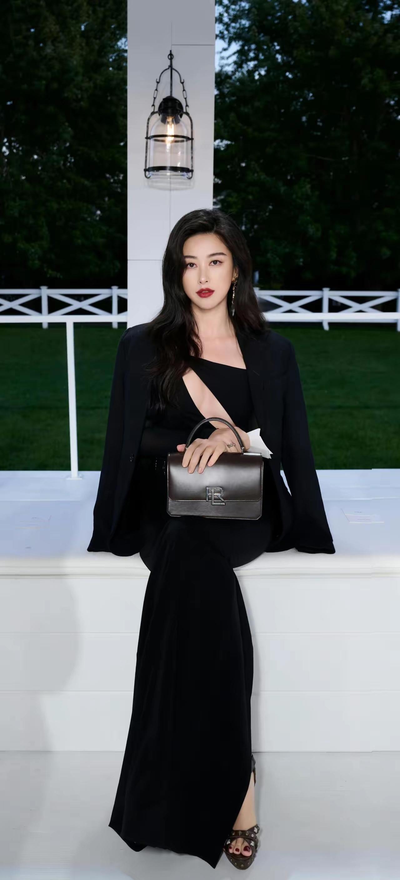 朱珠的身材真是好到爆，而且她特别热衷于穿这种透视装，好身材展现出来。

在娱乐圈