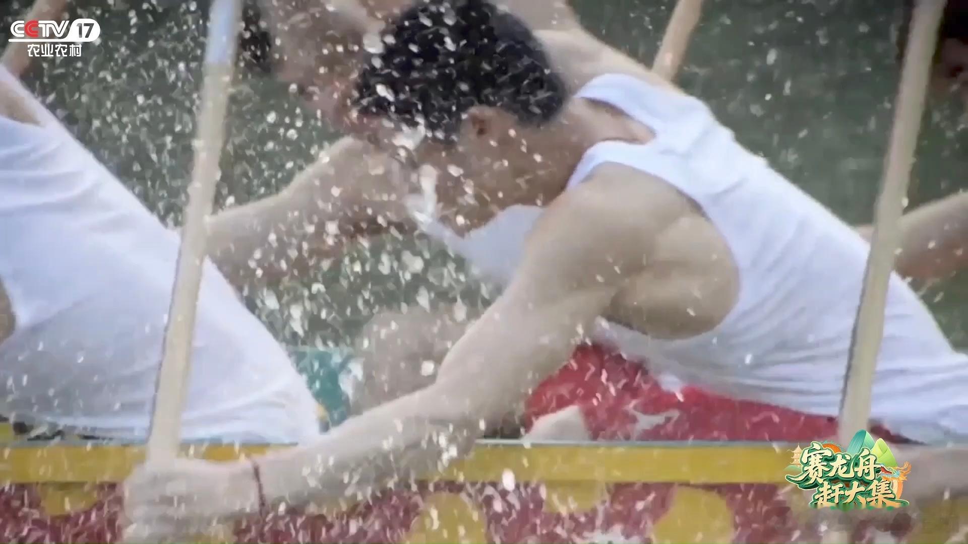 汕尾海上龙舟有多燃汕尾端午氛围感绝了二十人同船同心，桨板整齐划破碧海，鼓点越敲越