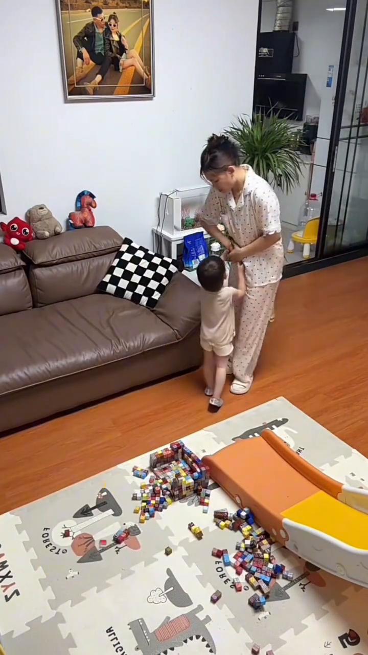 妈妈，你怎么了？我知道，她好像明白了什么，转身好像了厨房。她用力的搬出了自己洗漱
