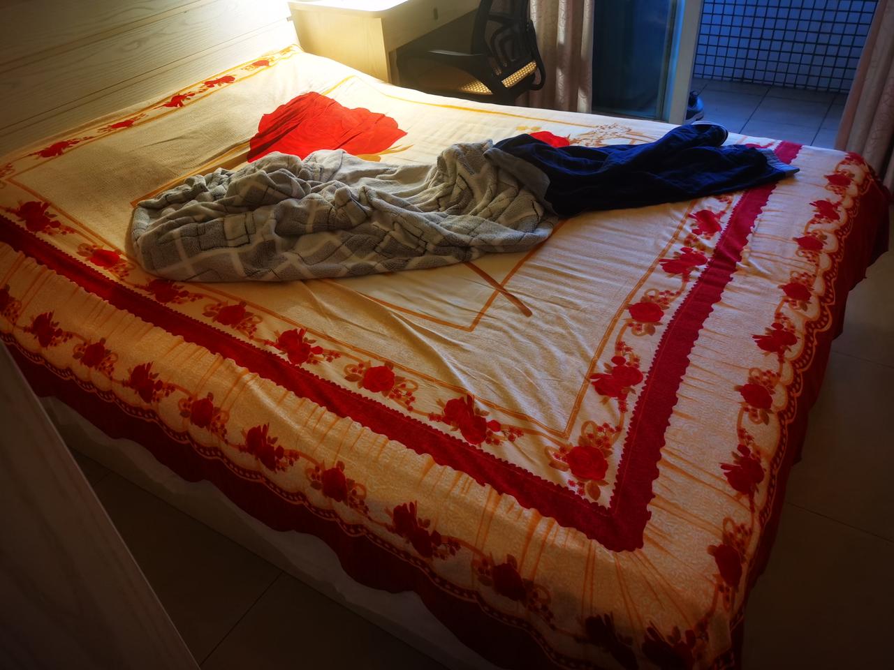 我是不是很懒的男人？
老婆去女儿家半个月了，我在家里三不做。
一不拖地。
二不铺