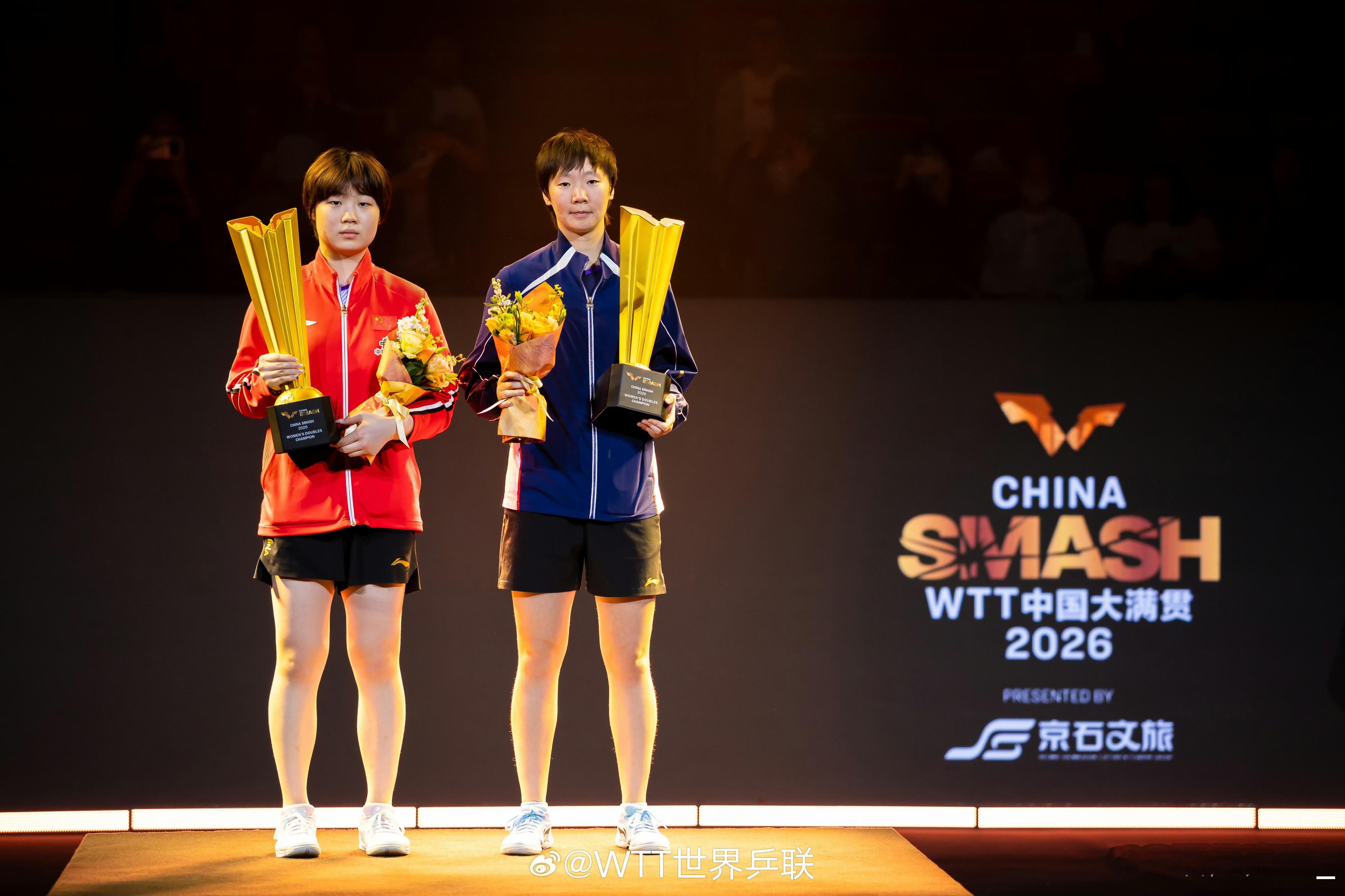 中国大满贯女单决赛，王曼昱击败佐藤瞳夺冠，加上此前拿下的女双冠军，她连续两年在这