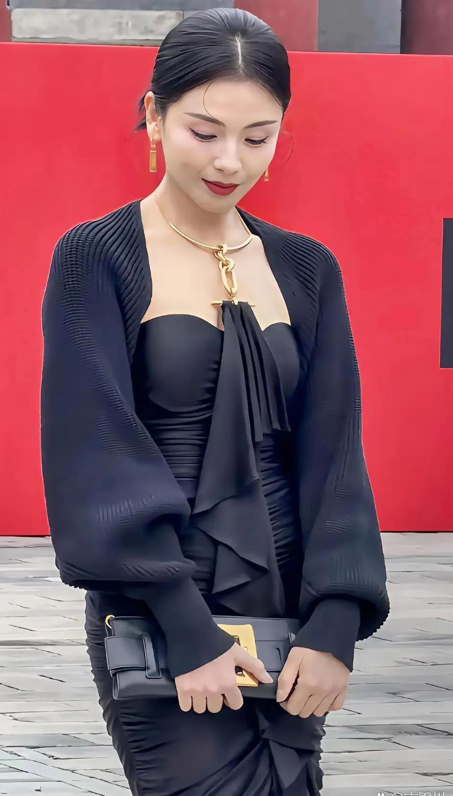 刘涛这状态，真的绝了✨
 
黑色抹胸裙搭配同色系针织开衫，利落又高级，金色配饰瞬