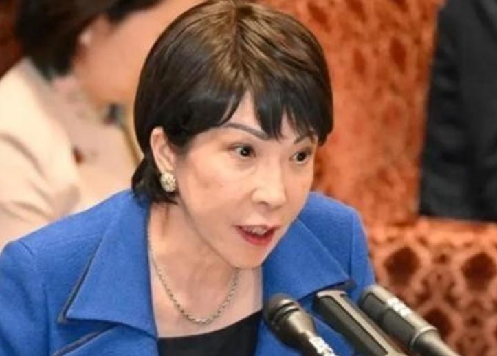 美国“坑死”日本了，在高市早苗最需要“呵护”时，美国大兵给了日本“两拳重击”。美