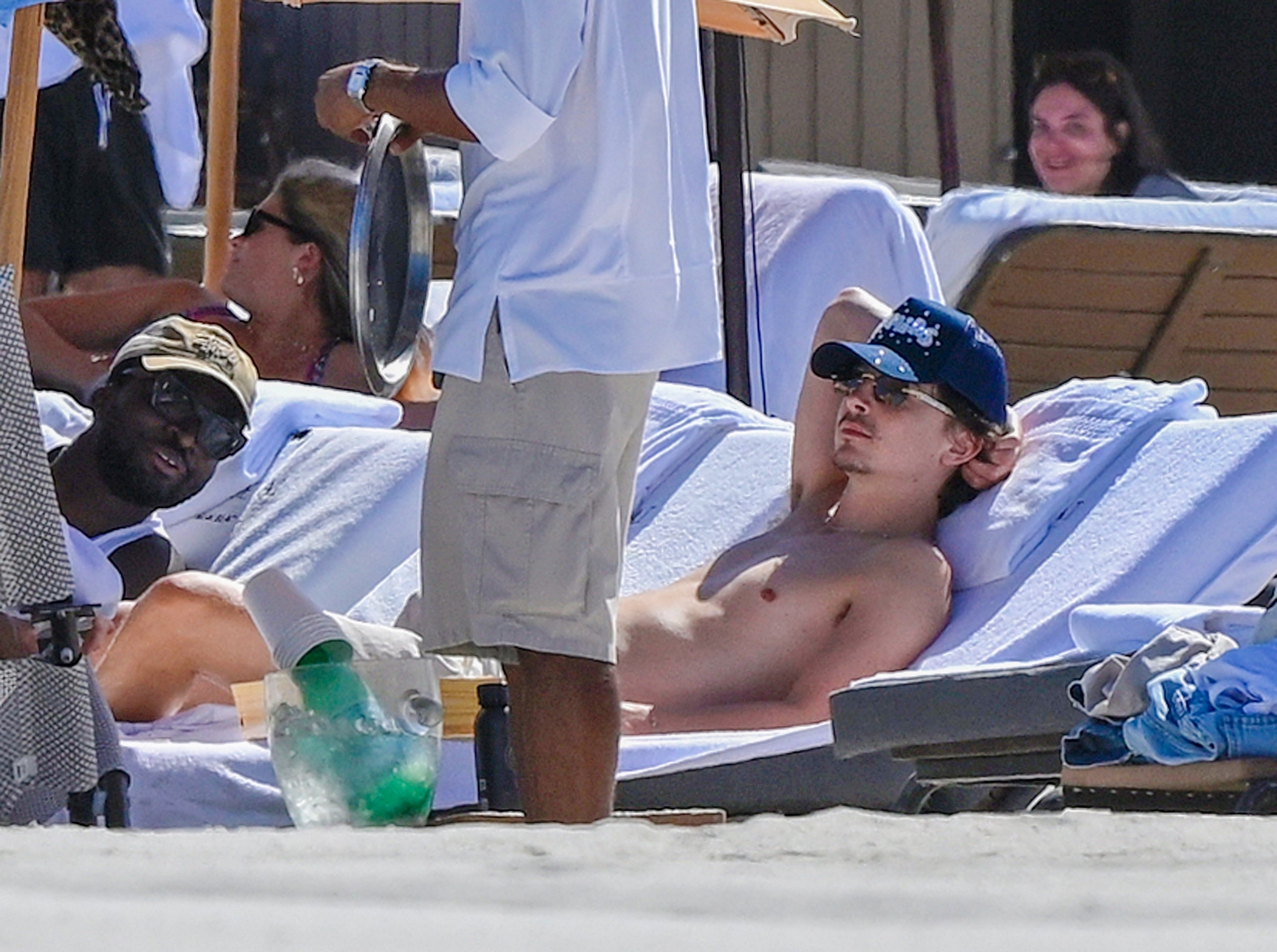 甜茶迈阿密开启度假模式，半裸晒日光浴🏖️ 