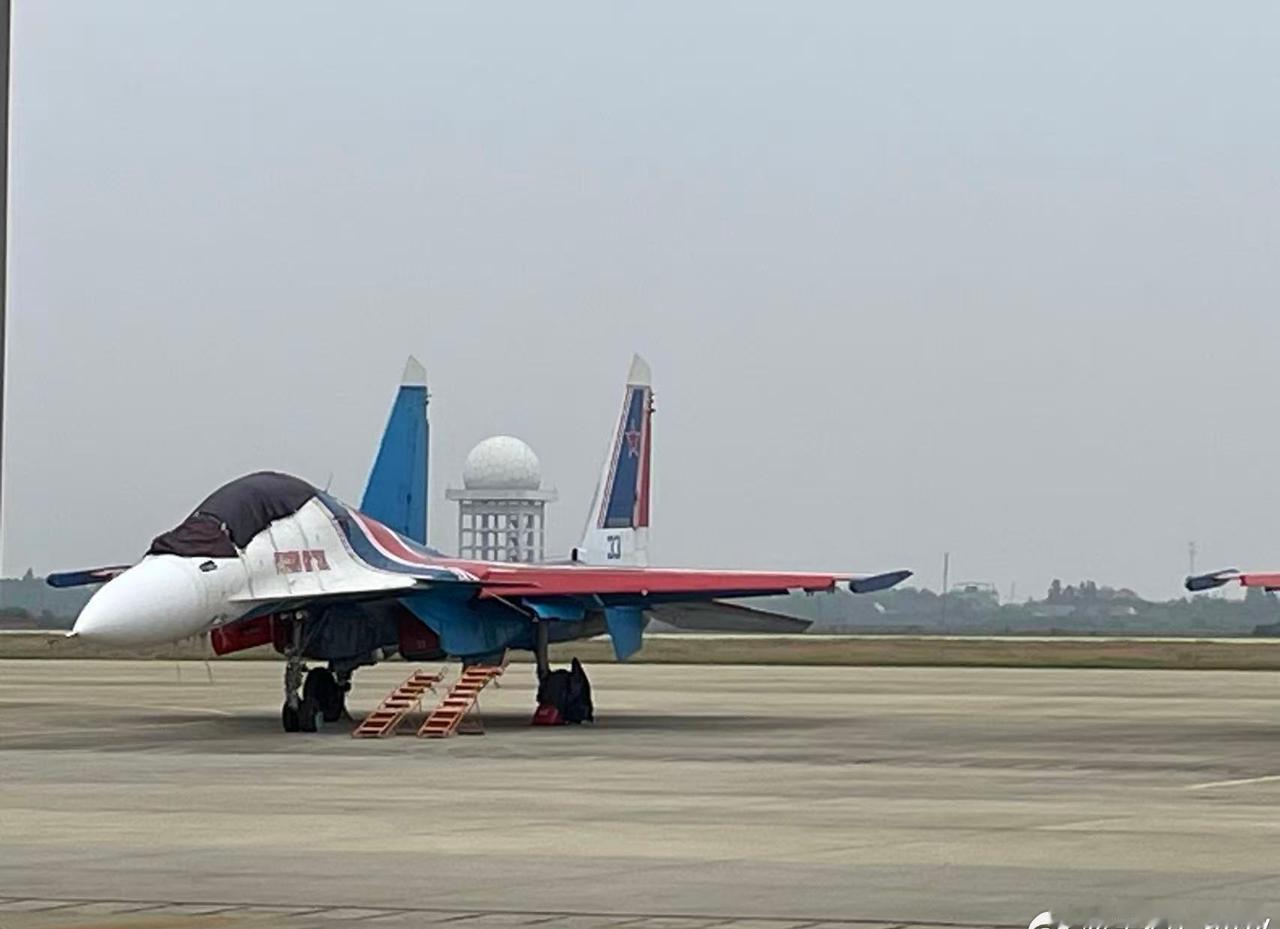 2025南昌飞行大会勇士的备份机苏=30SM，在6架苏-35S里像个卧底。 ​​