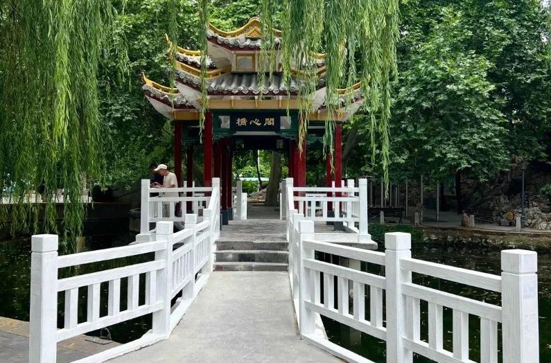 【石家庄市长安公园、平安公园滨水栈桥焕新亮相】日前，石家庄市长安公园、平安公园滨