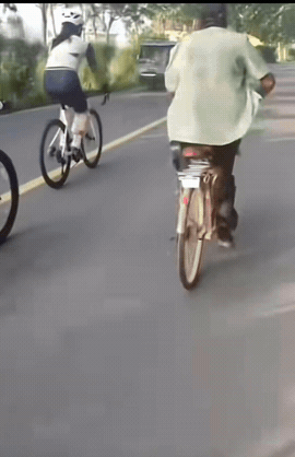 大爷：车轱辘不圆，可腿劲儿圆，你们小姐姐的变速器再灵，也变不过我“人肉发动机”稳
