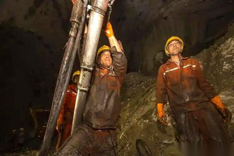从2015年开工算起，上万名工人用了整整11年的时间，才让高黎贡山隧道的整体进度