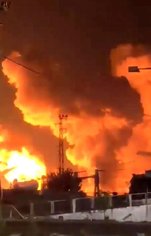 凌晨六点，7枚航空炸弹。就在美国总统特朗普兴高采烈地发帖，向全世界宣布“我搞定了