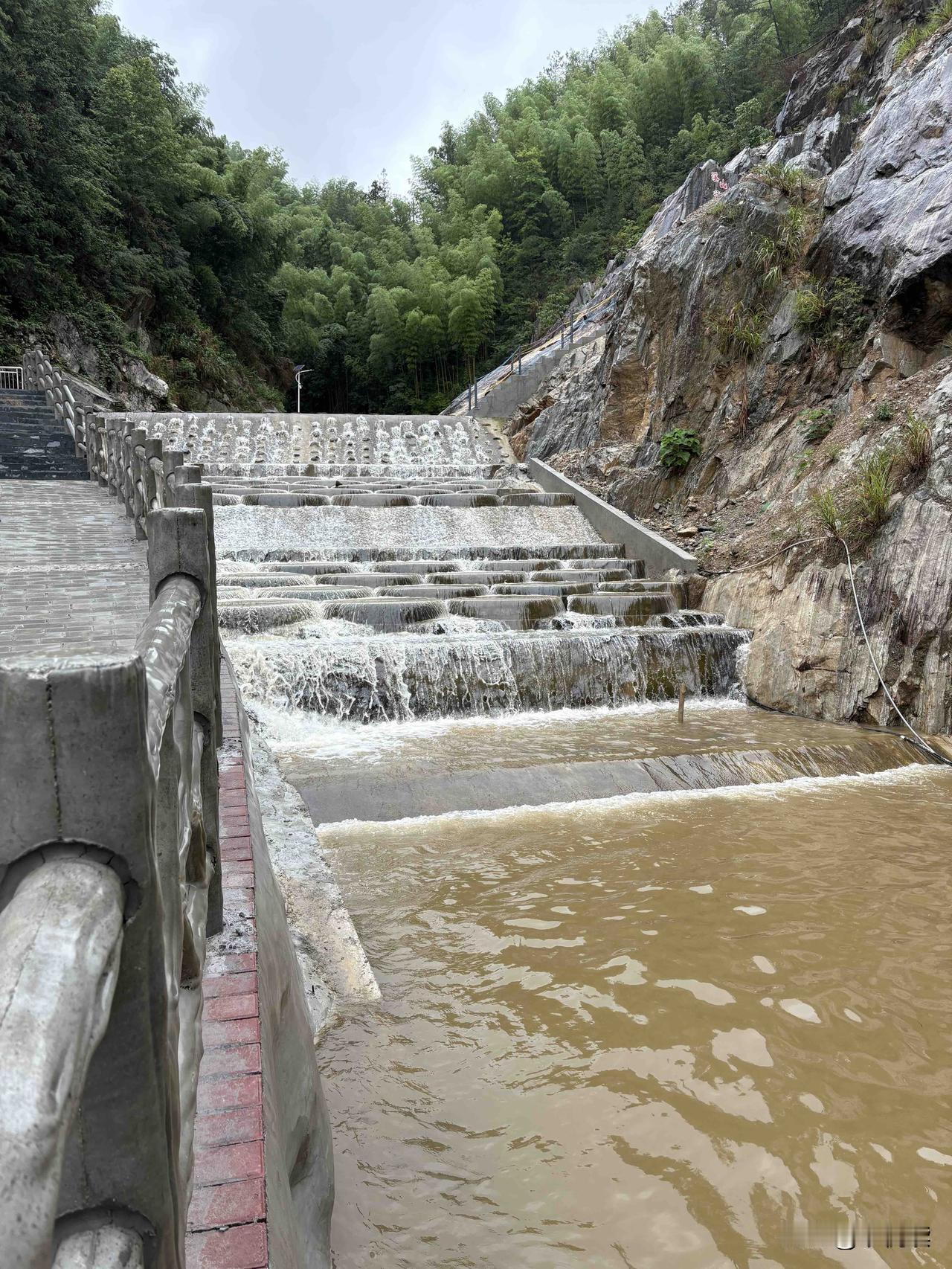 山沟里弄个景点。文旅太热了。