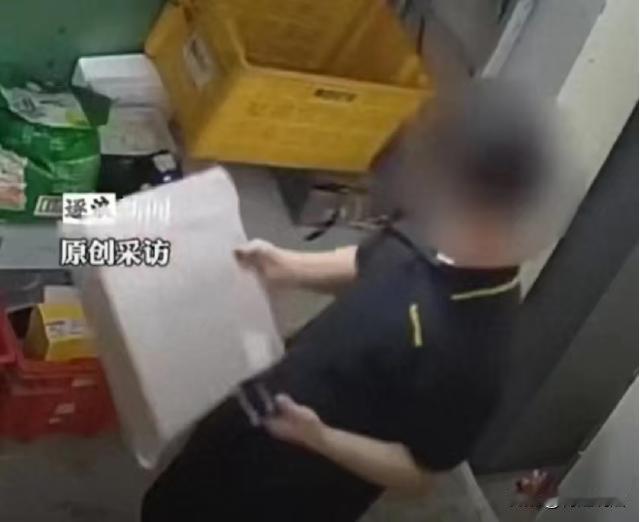 湖北武汉，一男子有些穷，谈了个女友也没钱给她买礼物，看到女友每天也不大开心，男子