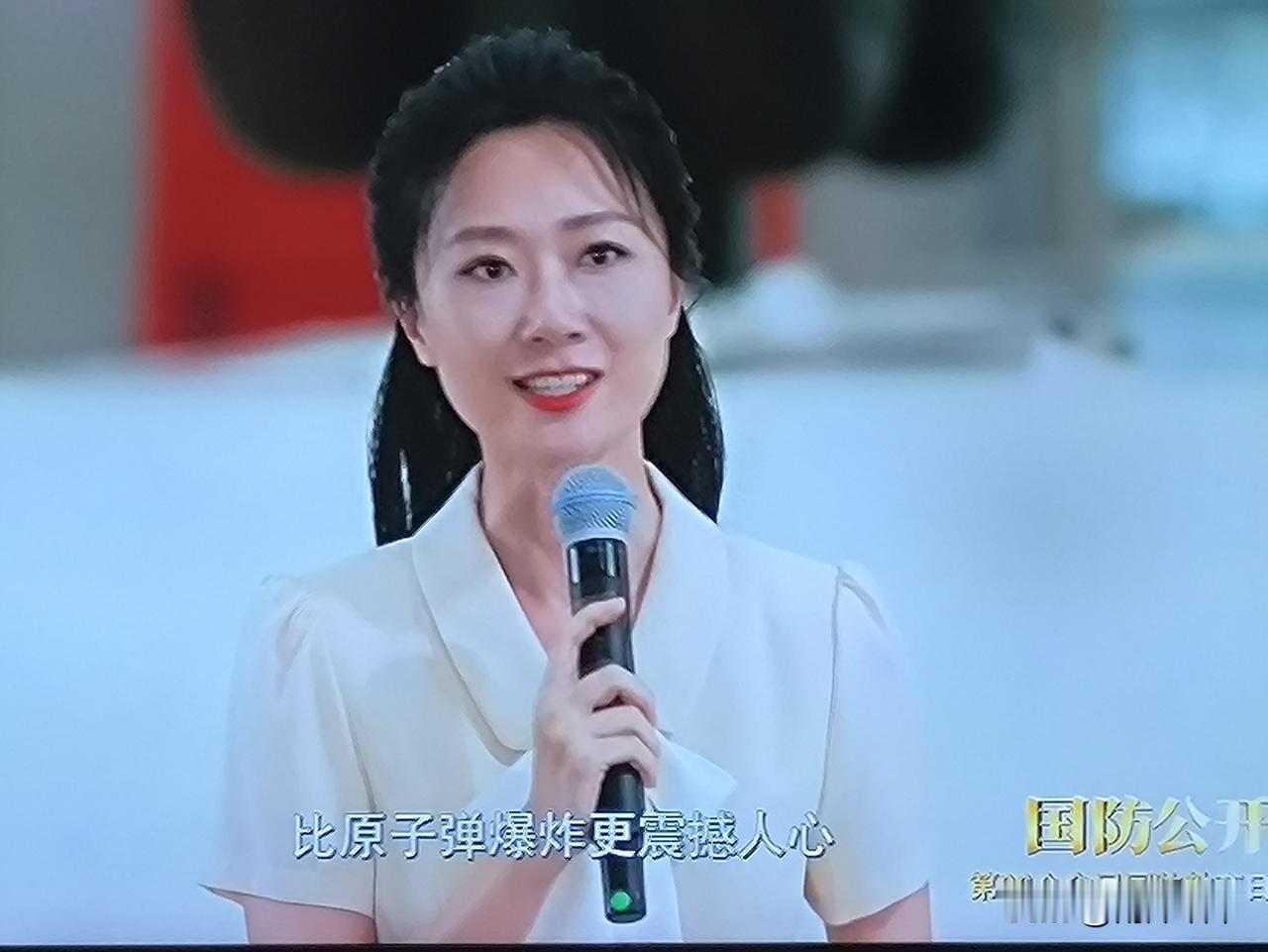 这个新面孔长在审美点上了
今晚的《国防公开课》，来了两个新主持人，形象都不错，特