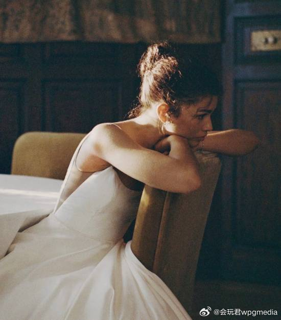 《爱情抓马》热映，赞达亚与帕丁森拍婚纱照随着A24出品、Kristoffer B