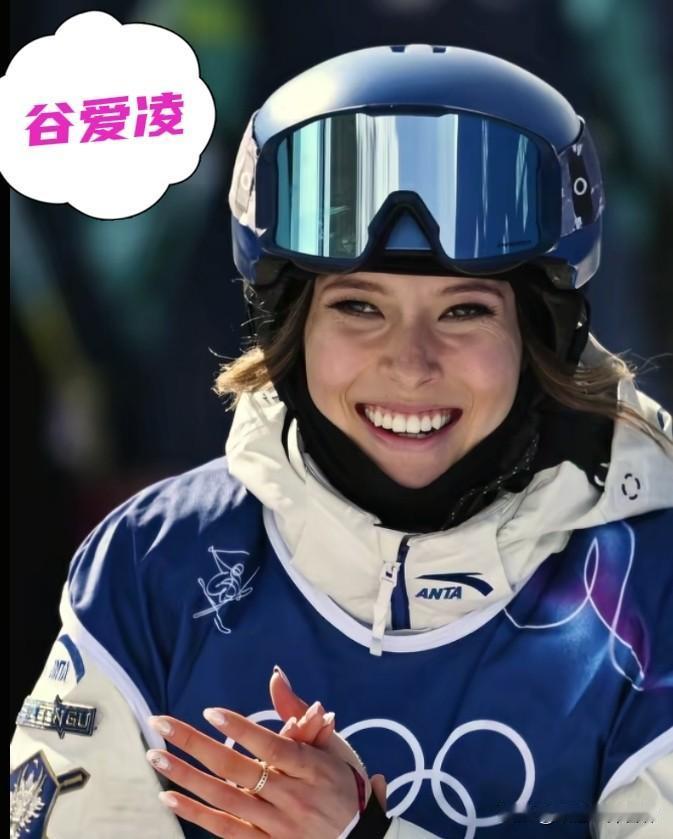 谷爱凌的戒指是戴在中指上。
冬奥会谷爱玲不但专属滑雪服设计感很强，一双手十指修长