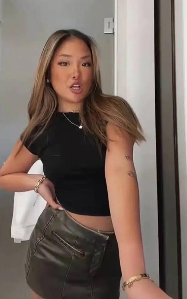 近日张学友大女儿的外形穿搭引发网友热议，小麦色肌肤搭配个性欧美风造型，气质张扬又