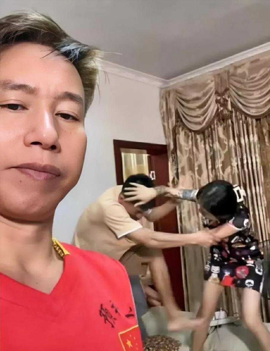 姐弟两个越打越起劲，姐夫吓的一声不敢吭。