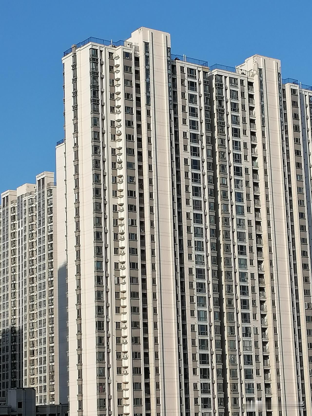 高层住宅，如果质量非常好的话，也是现代居住的必然选择。

想想香港楼市，绝大部分