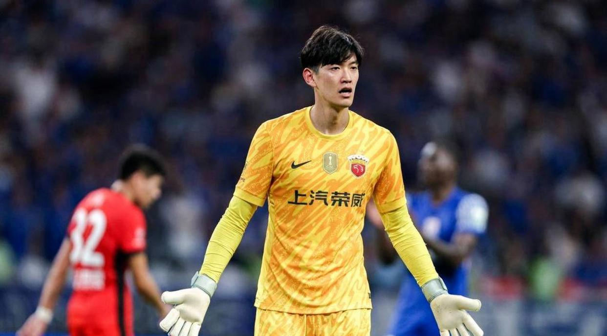 颜骏凌昨天第一个失球是不太应该的！还是非常可惜的！换成李昊也许不太会被进！因为这