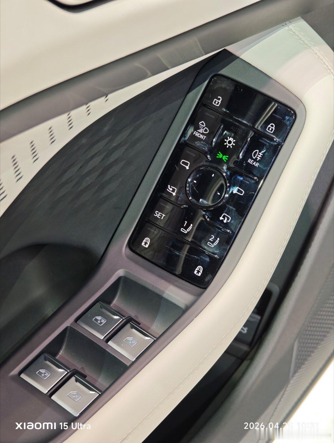 A6L和纯电A6L汽油版的后排座椅明显更舒适，更推荐燃油版看到图3的门内侧实体按