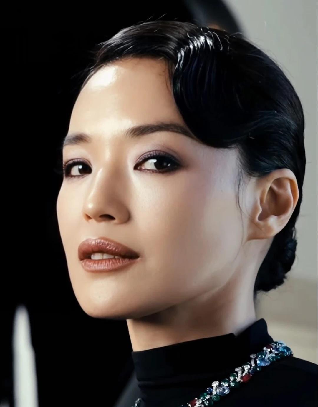 接纳岁月瑕疵，活成最松弛的人间清醒
别的女星营业，精修滤镜拉满，妆容一丝不苟，力