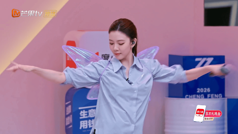 宋妍霏这个白眼是自己加的吧 小考舞台卡点极度舒适，下腰干净利落，但最绝的还是那个