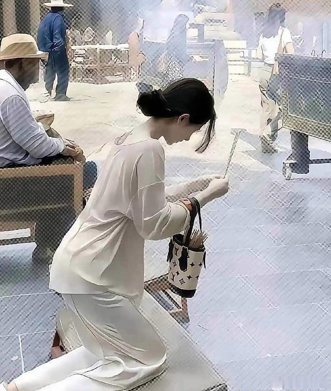这位‎女﻿‏菩萨，是专门来考验方丈﻿定力的吧？真是绝了。 