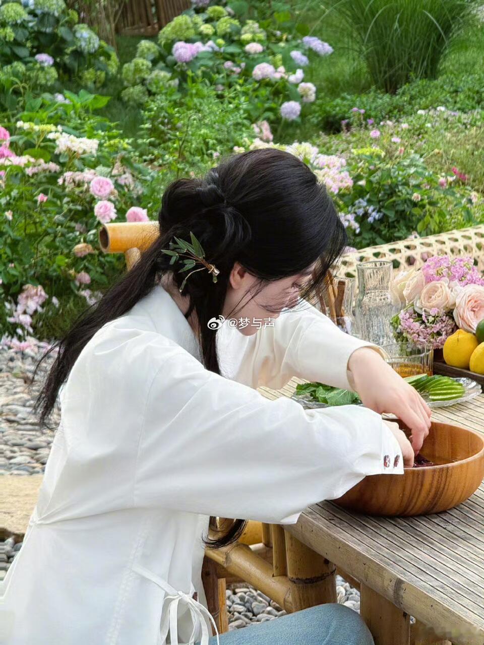 刘诗诗好适合田园生活看她认真侍弄花草、巧手插花，再到亲手采摘紫苏、精心煮茶，每一