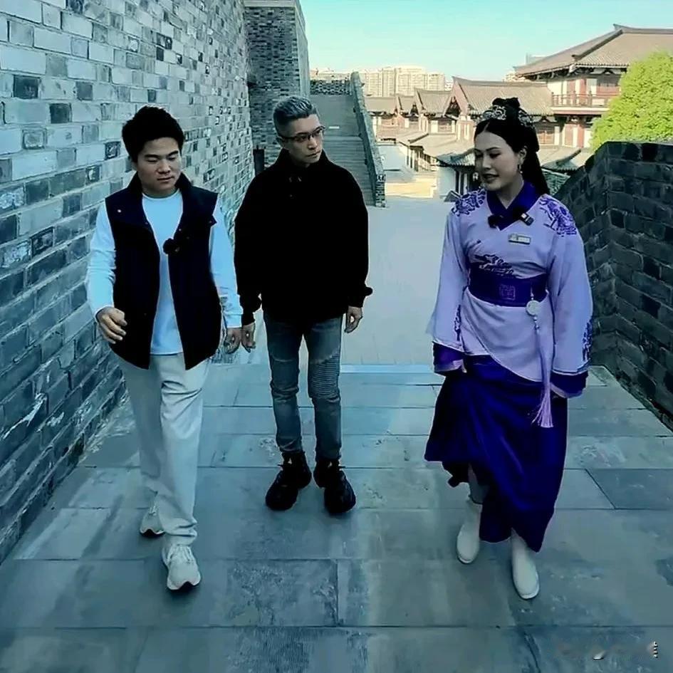 难得见宇辉这么谦虚，

主动让出了c位，

这真的是难得一见，

以前就算是和俞