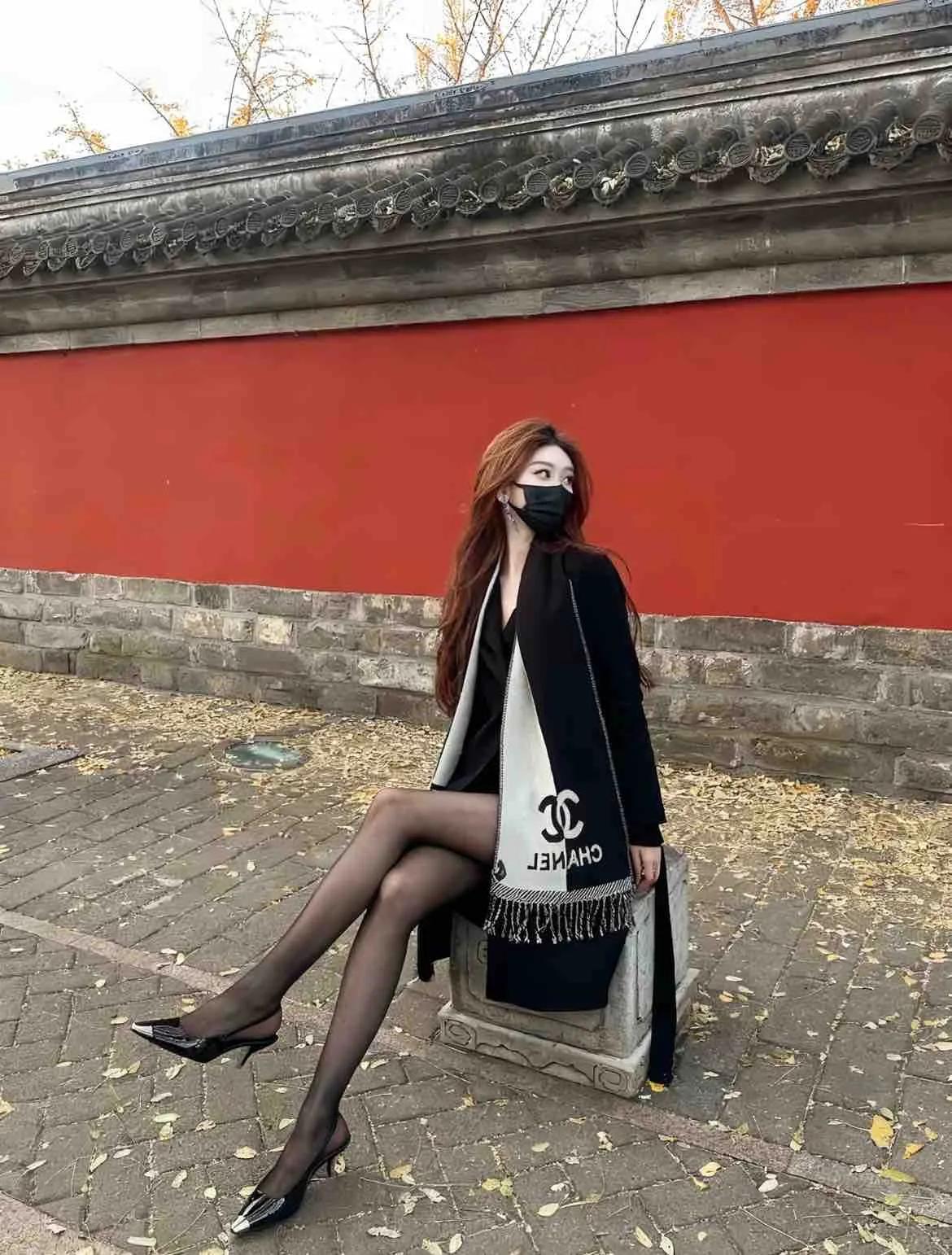 秋日红墙前，时尚黑裙与长围巾的完美搭配，尽显优雅与魅力。御姐 大长腿 高跟鞋