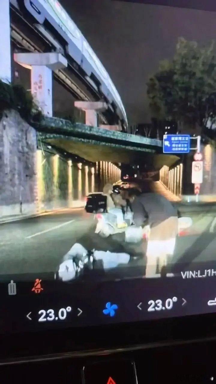 【爱车安全贴士 “还好我有行车记录仪”，热心车主下车救人反成肇事逃逸？】“还好啊