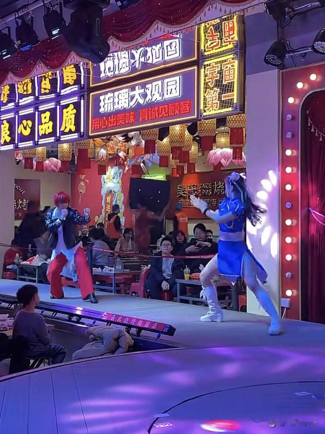 没想到民间“酒店版”的八神大战春丽也挺好看的