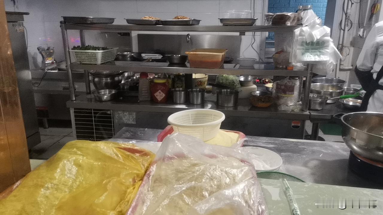 有退休工资和职工医疗保险和没有退休工资以及职工医疗保险的老人患病住院治疗差别很大