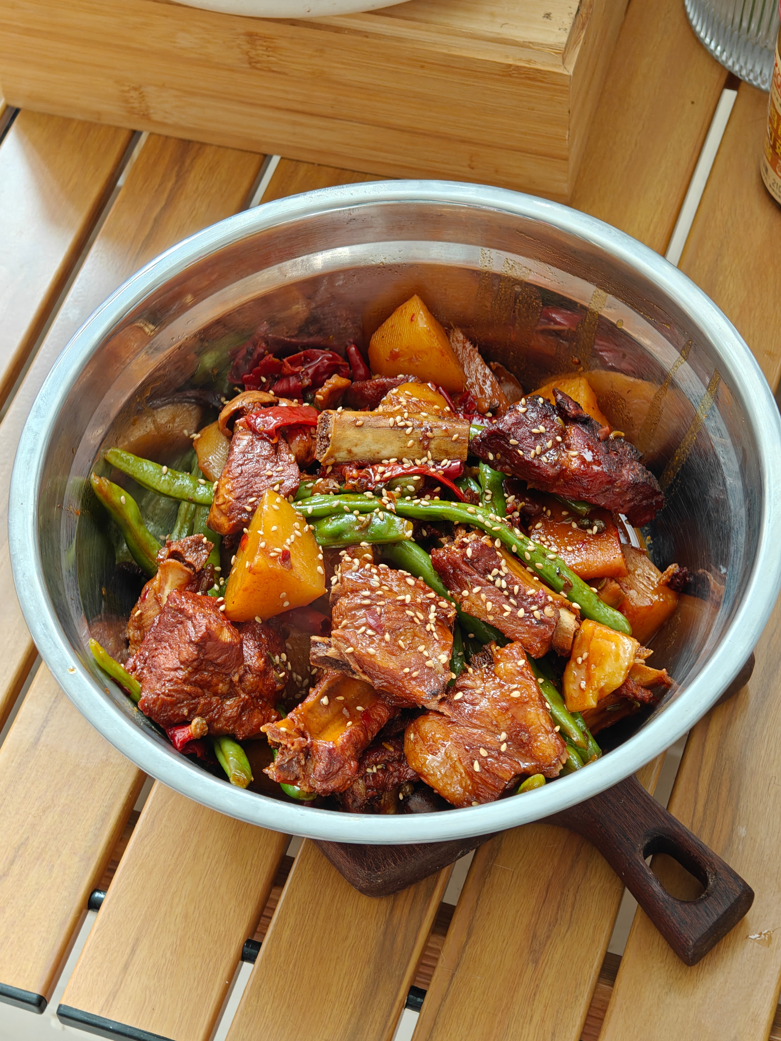 我每次如果超级想吃肉的时候，都会做红烧排骨，做法简单，软烂可口。不放盐，主要吃酱