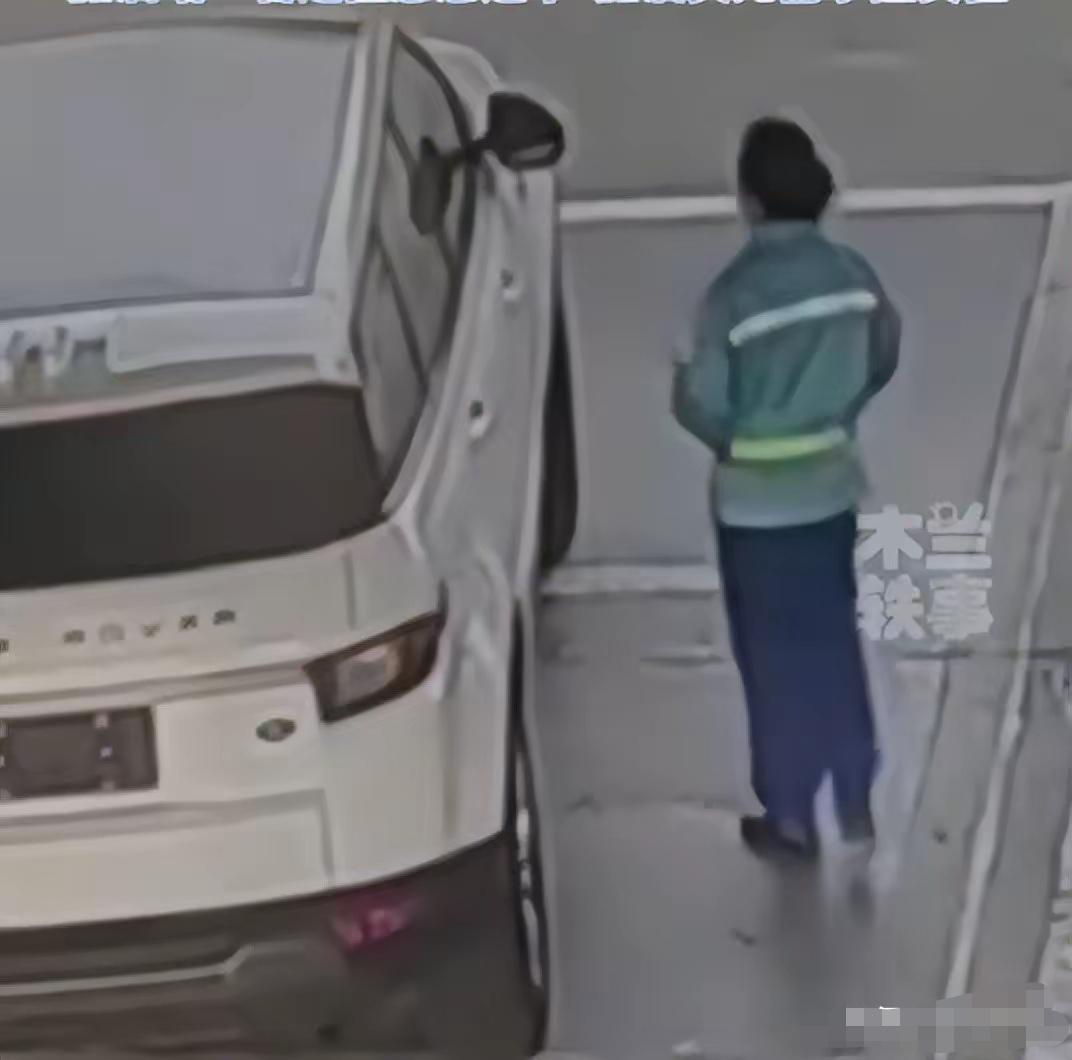 开几百万路虎的人，加不起500块的油？江西九江涌泉服务区加油站还真碰上这事了。一