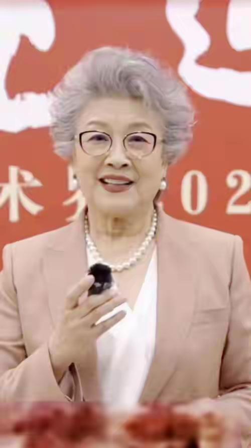老太太拿着麦克风，正在讲话。很低调很慈祥的一位演员，德艺双馨，好久不见了，大家还