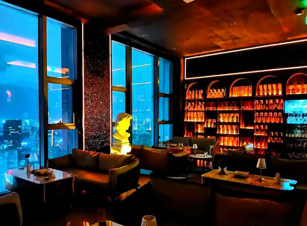 一位KTV陪唱的姑娘，把包厢里那点事，全给抖搂出来了。
她说，男人一进来就干两件