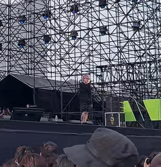 说唱歌手早安刚刚在音乐节透露自己最近准备结婚#早安要结婚了# ​​​