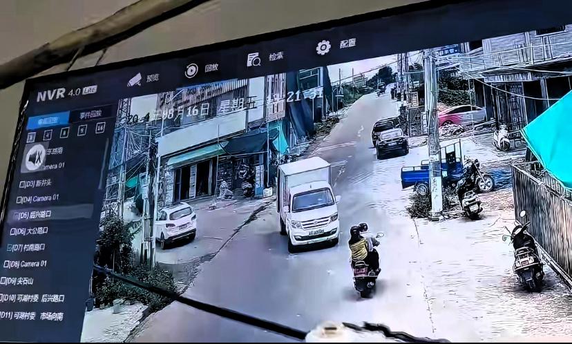 广东这起命案看得人浑身发冷，
善良真的不能毫无底线！
50多岁的女教师文某，掏心