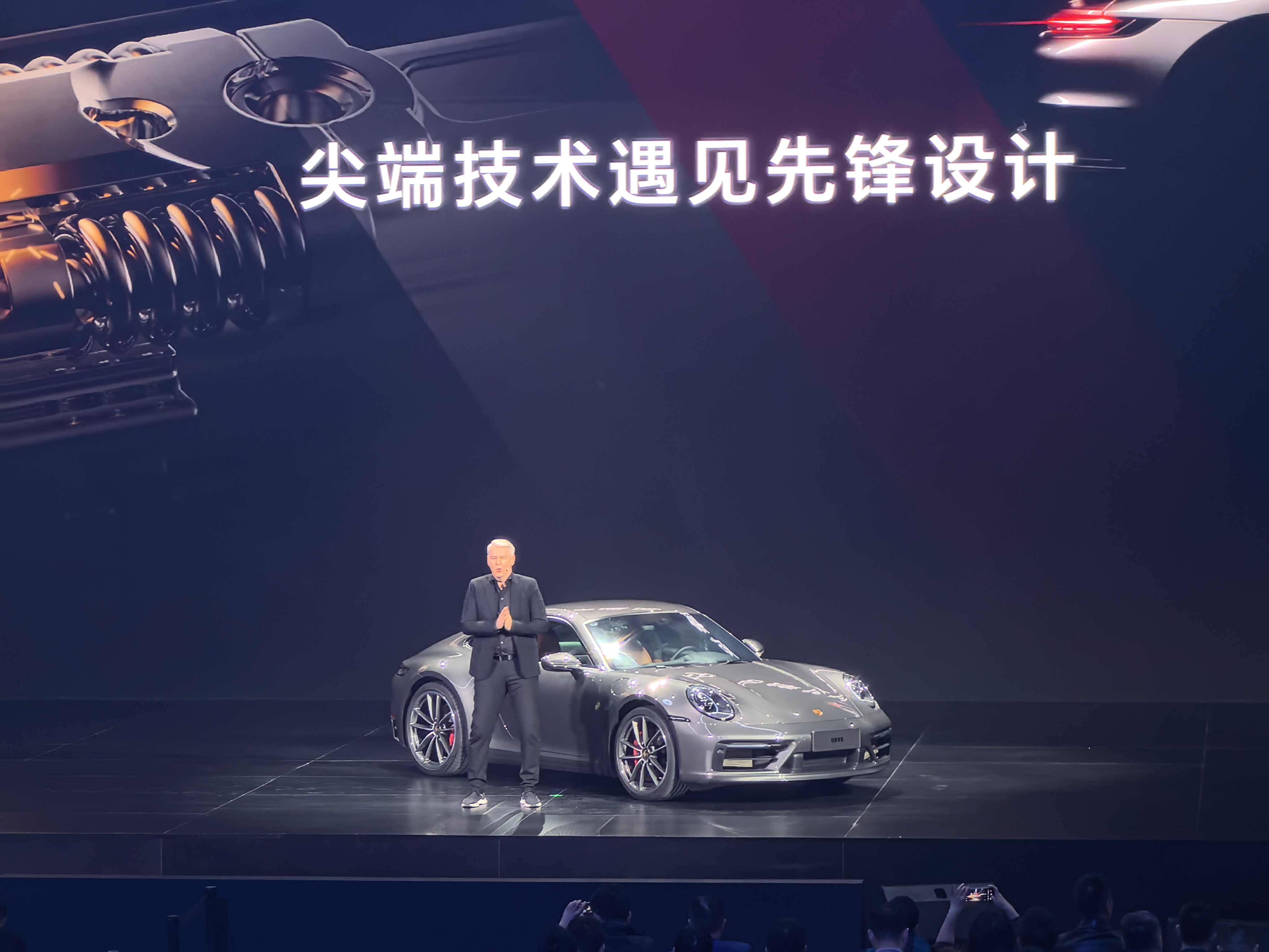 荣耀保时捷设计首款产品亮相荣耀Magic V2 RSR 保时捷911同款玛瑙灰配