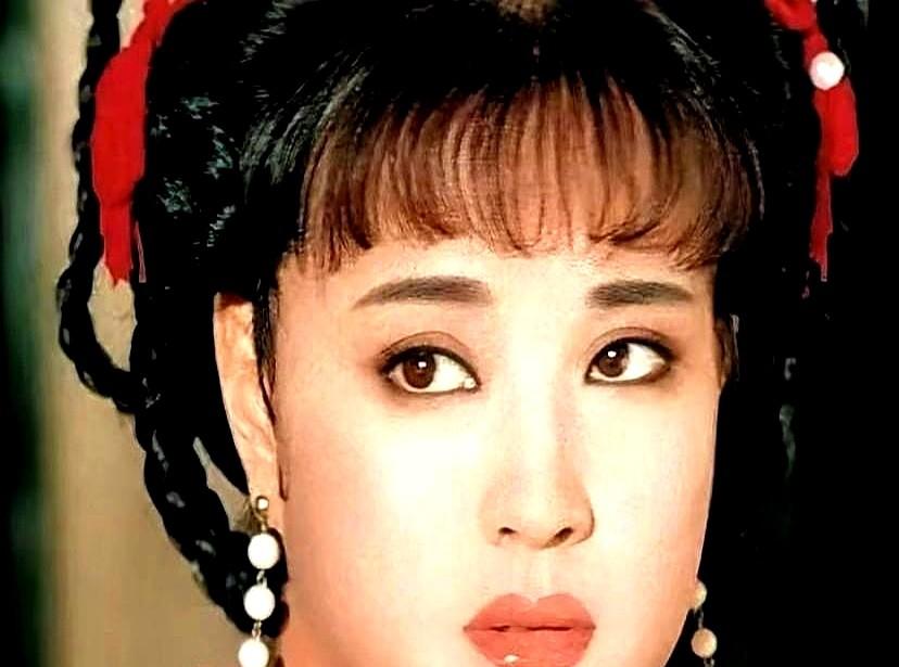 75岁的刘晓庆，最近在横店，每天只睡4小时。

横店大冬天，她穿着单薄戏服拍夏天