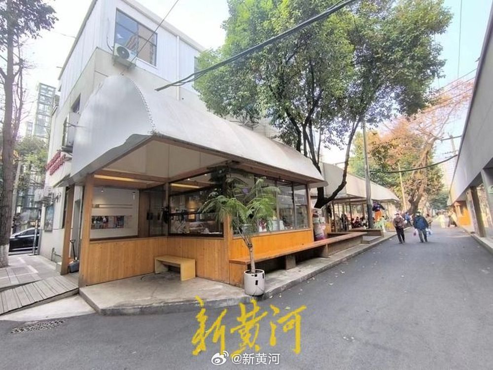 【#大量粉丝打卡小小的我剧中咖啡馆#】2024年12月27日，由主演的电影《#小