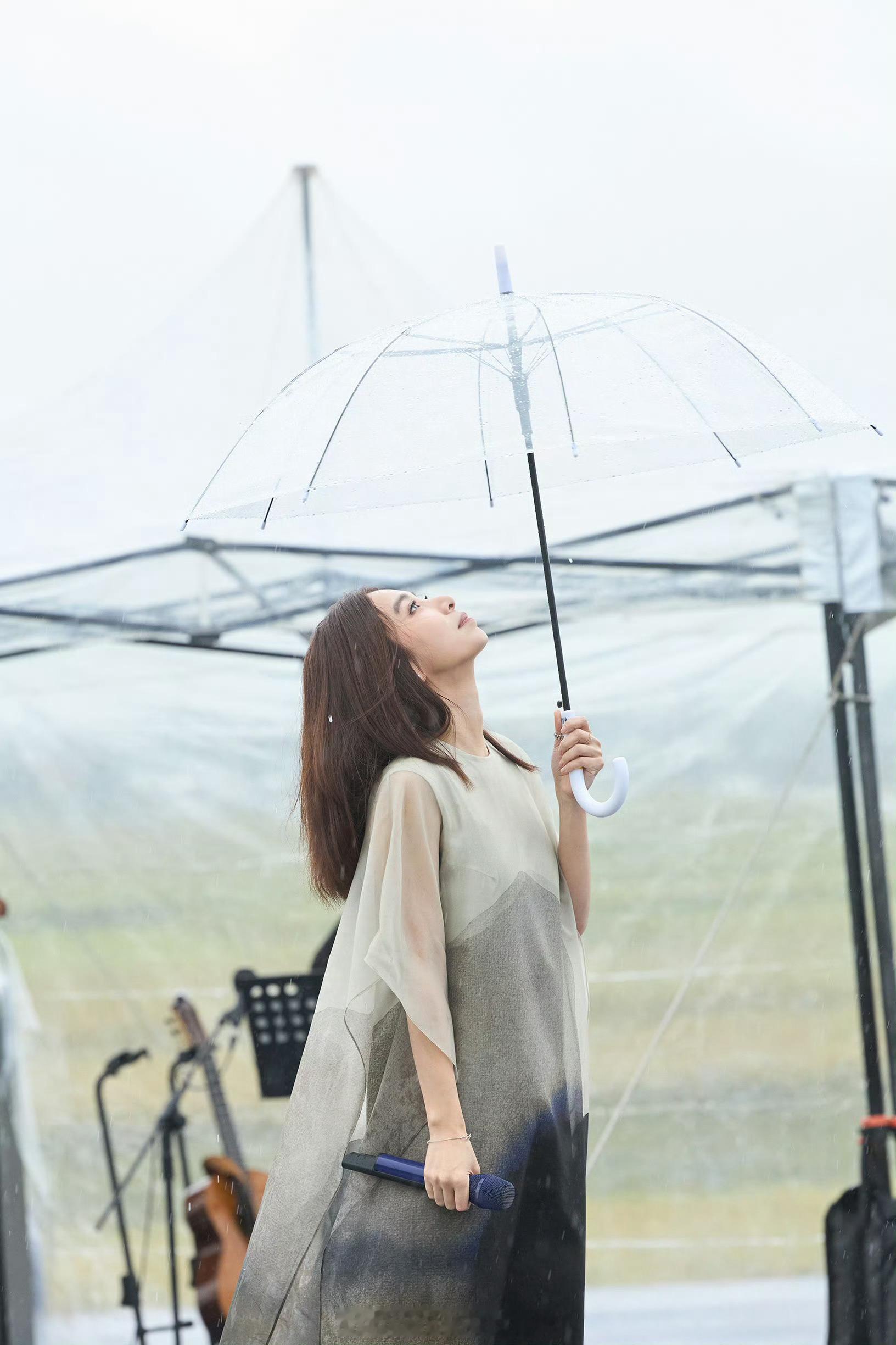 金曲歌后现身「池上秋收稻穗艺术节」，虽然天公不作美，现场2500名买票进场的歌迷