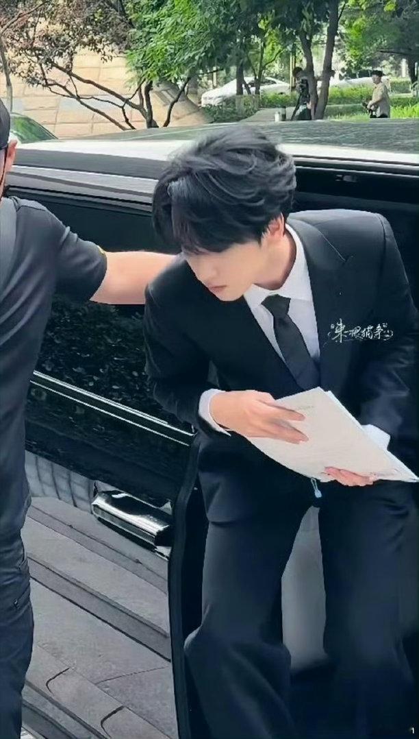 严浩翔答辩穿的定制西装严浩翔穿定制西装答辩严浩翔穿定制西装答辩，待遇🈶，不错！