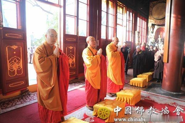 【礼佛塔庙得十种功德】若有众生恭敬礼拜诸佛塔庙。得十种功德。何等为十。一者得妙色