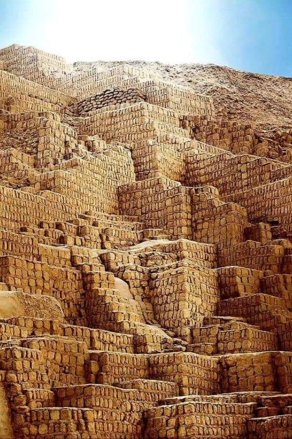 瓦卡德尔索尔 (Huaca del Sol) 是一座土砖金字塔，由莫切文明（公元...