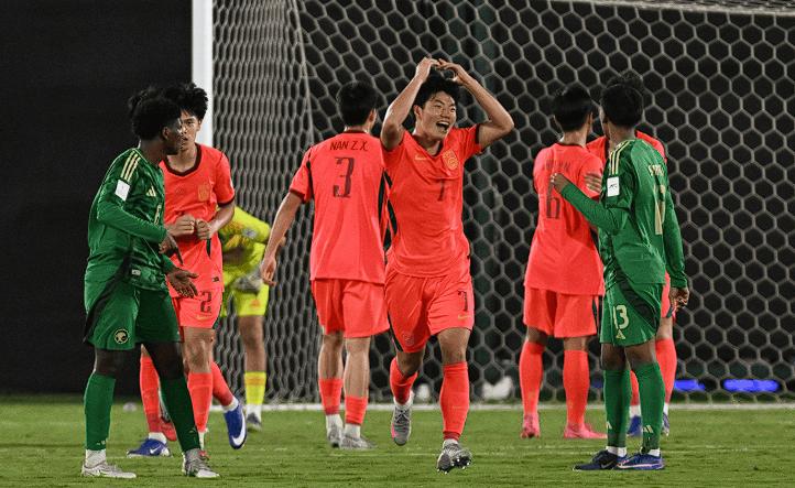 中国U17男足这场半决赛，最大的看点不是一句“创造奇迹”，而是他们已经把自己送到