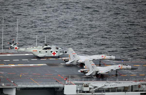 今早海军开放日这幕刷爆朋友圈！77周年的人民海军，早已活成了我们最安心的“定海神