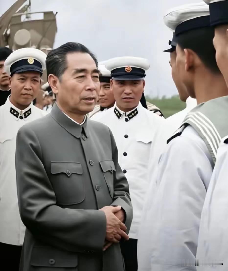周恩来年轻时英俊帅气美男子，帅到老年，他一追求信仰追求革命道路。

从艰苦的岁月