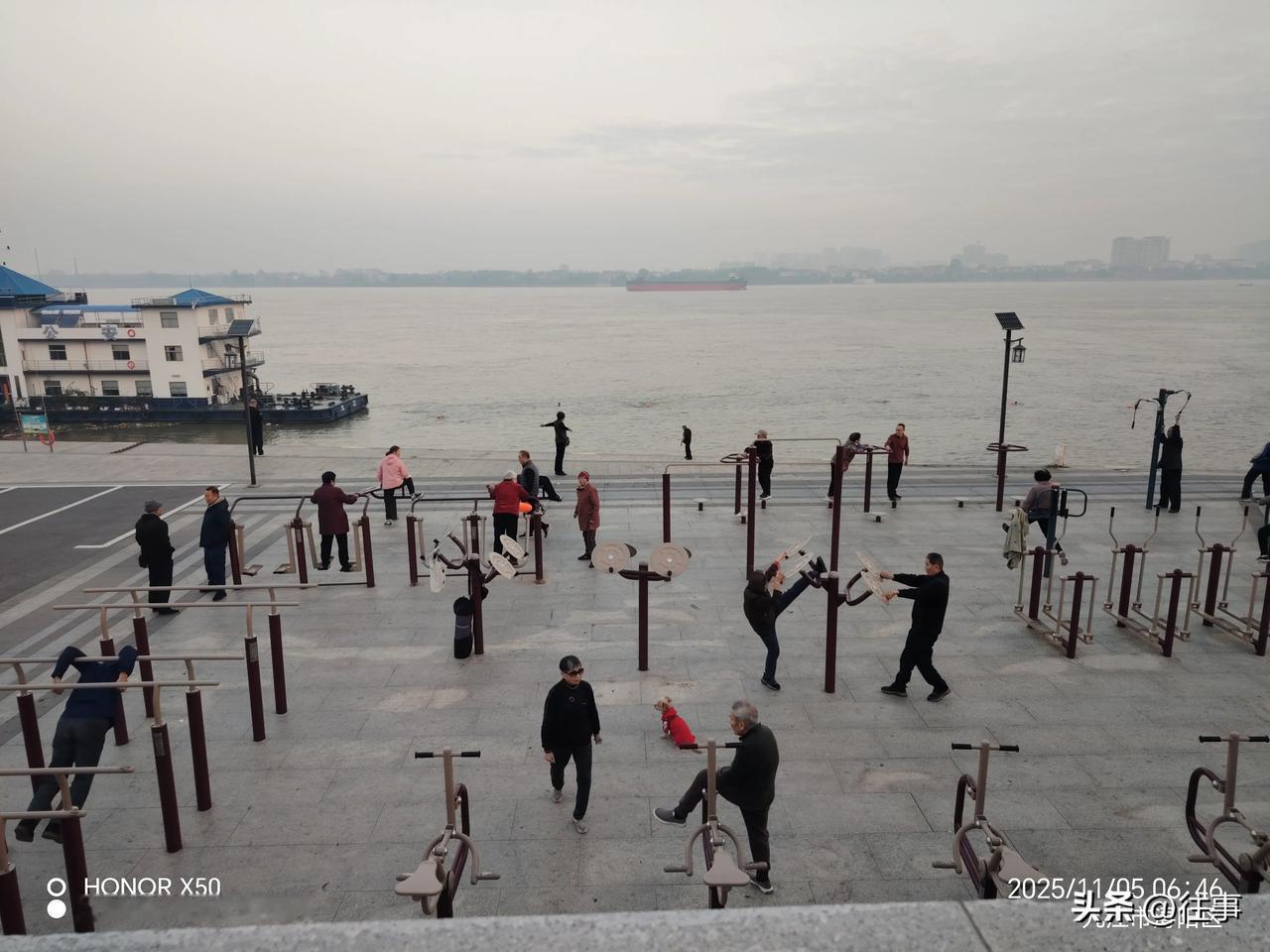 冬日生活打卡季冬日长江岸边晨练打卡