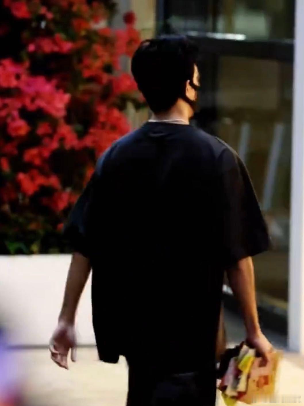 吴磊一个一个收粉丝的信完全主人级别的！！！ ​​​